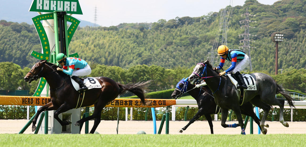 小倉5R　シークレットキー（左）は2歳新馬戦を制す（撮影・冨田成美）