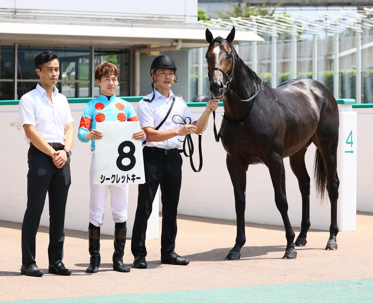 小倉5R 2歳新馬戦を制したシークレットキーの口取り（撮影・冨田成美）