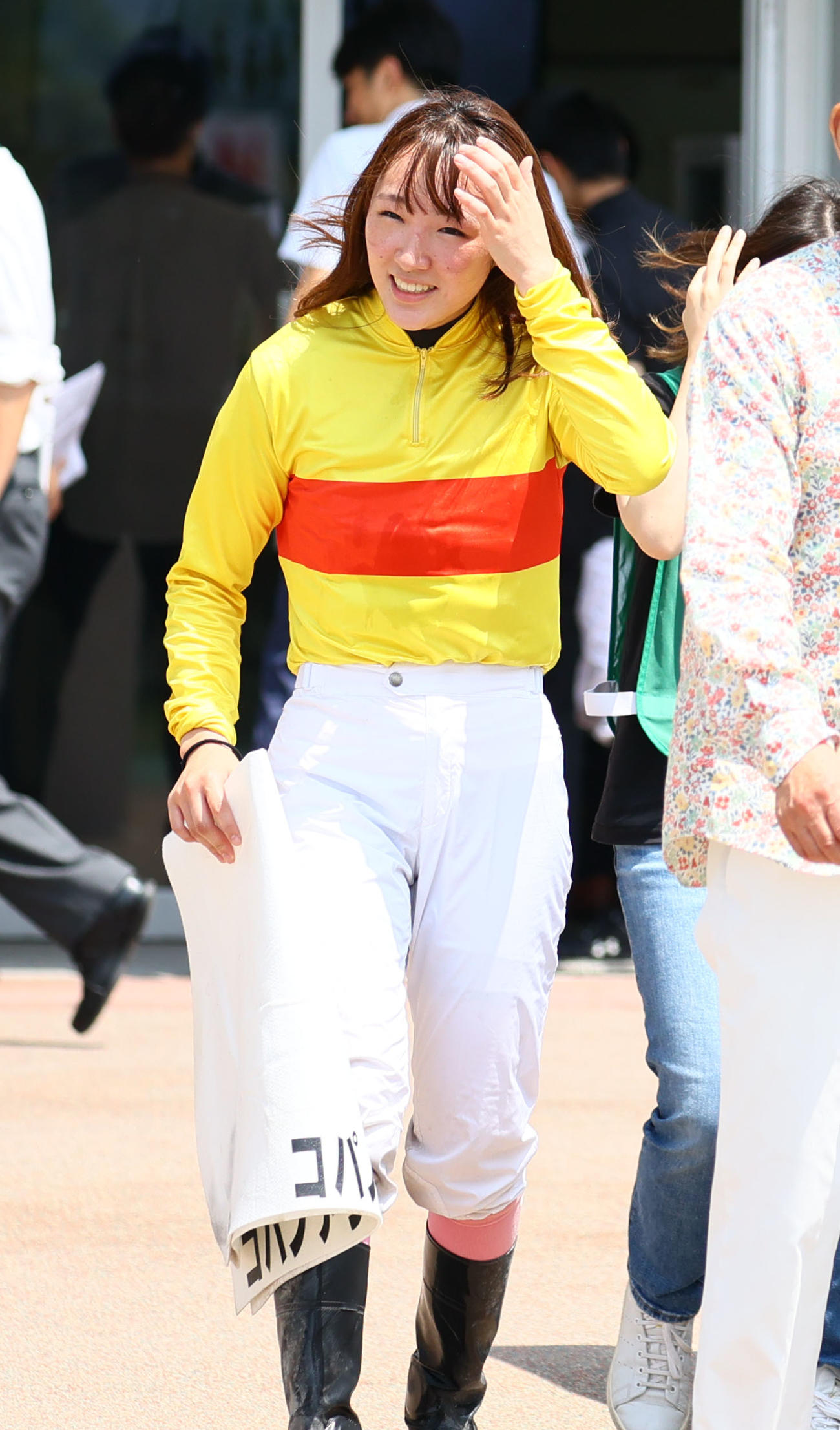 小倉6R新馬戦を制した永島まなみ騎手はファンの声援に応える（撮影・冨田成美）
