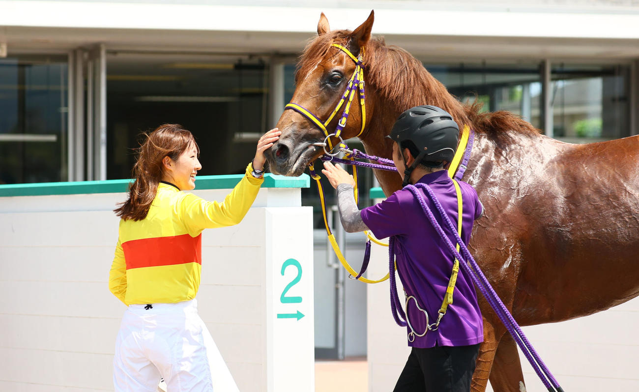 小倉6R新馬戦を制したコパノアントニオと永島まなみ騎手（撮影・冨田成美）