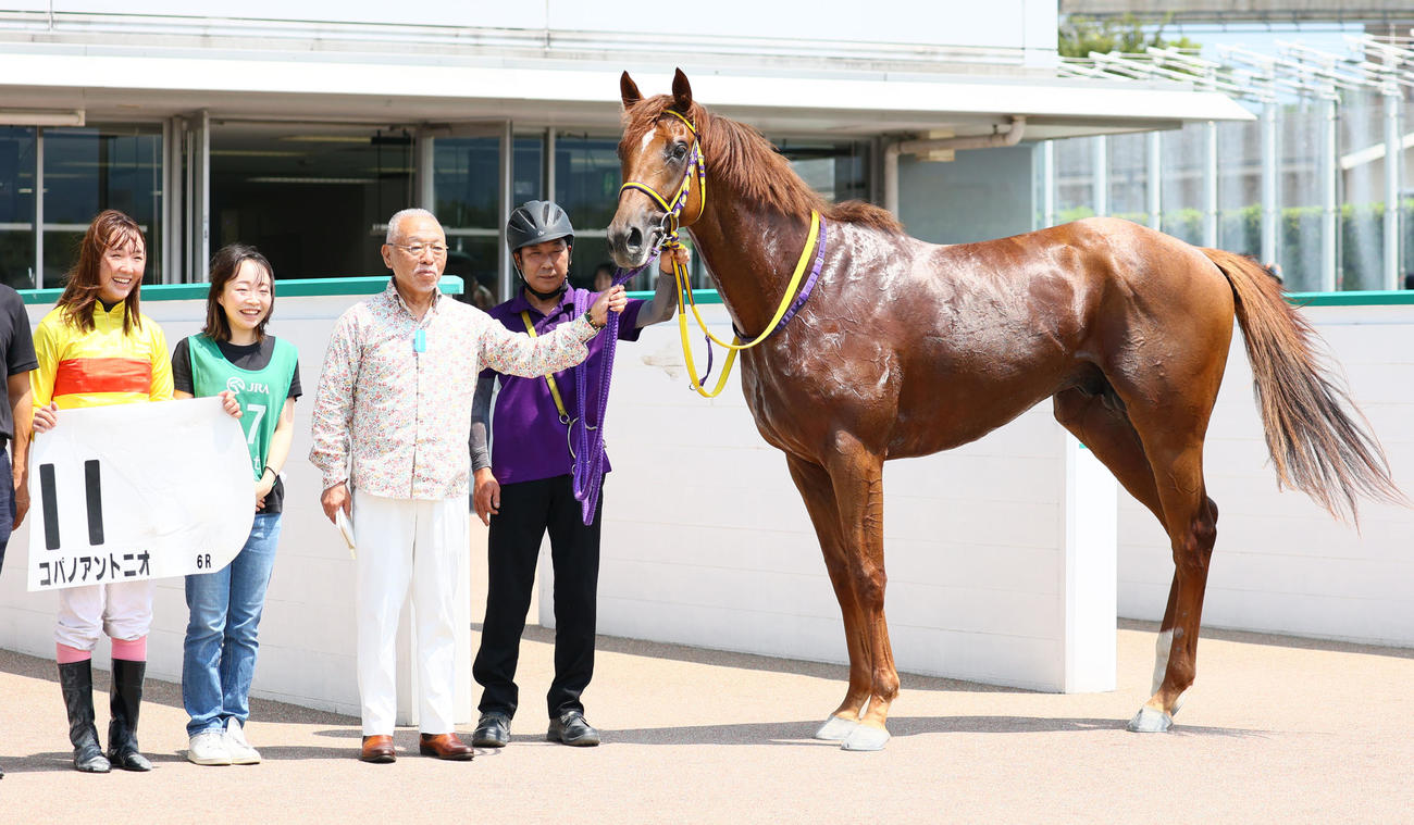 小倉6R新馬戦を制したコパノアントニオの口取り（撮影・冨田成美）