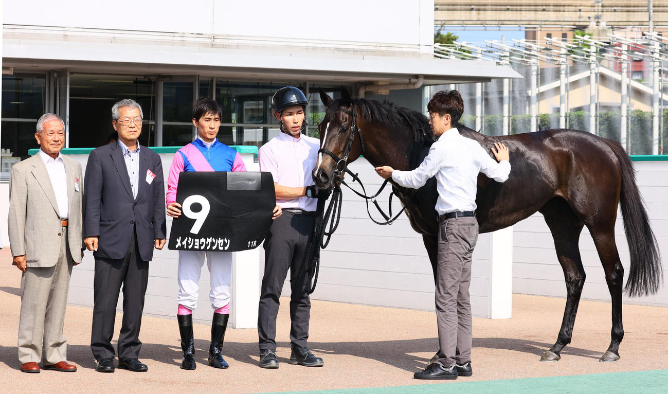 11R　佐世保Sを制したメイショウゲンセンの口取り（撮影・冨田成美）