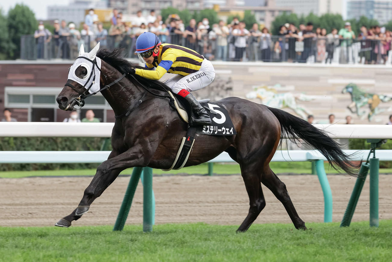 札幌11R、札幌日刊スポーツ杯を制したミステリーウェイと池添騎手（撮影・村野早祐）