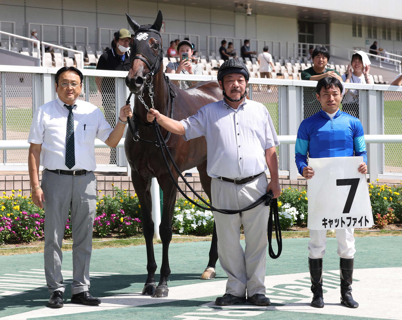 新潟1R、2歳未勝利の牝馬限定戦を制したキャットファイトの口取りをする上原博師（左）と大野騎手（撮影・丹羽敏通）