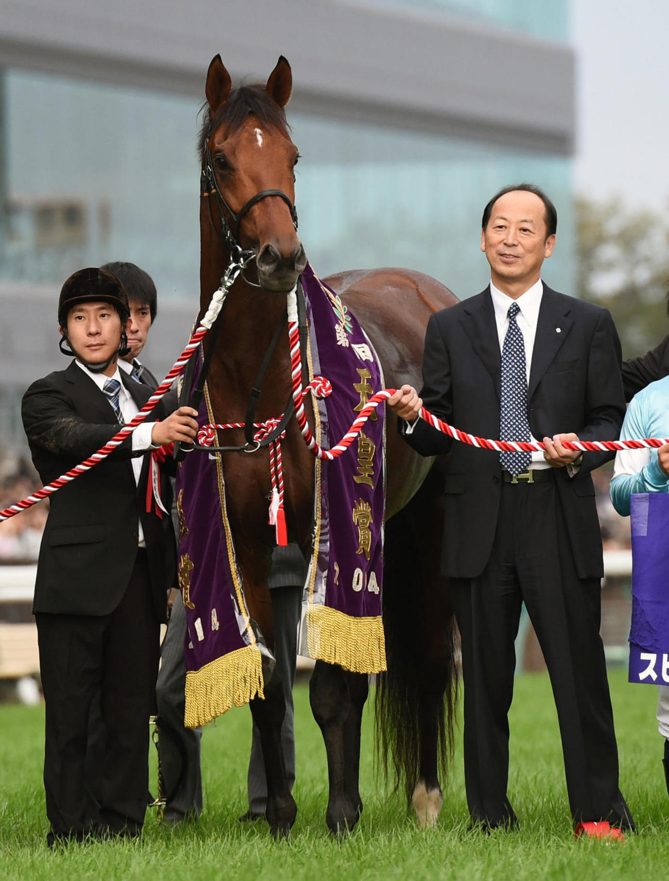 14年の天皇賞・秋を制したスピルバーグの口取りに臨む山本英俊馬主（右）（14年11月2日撮影）