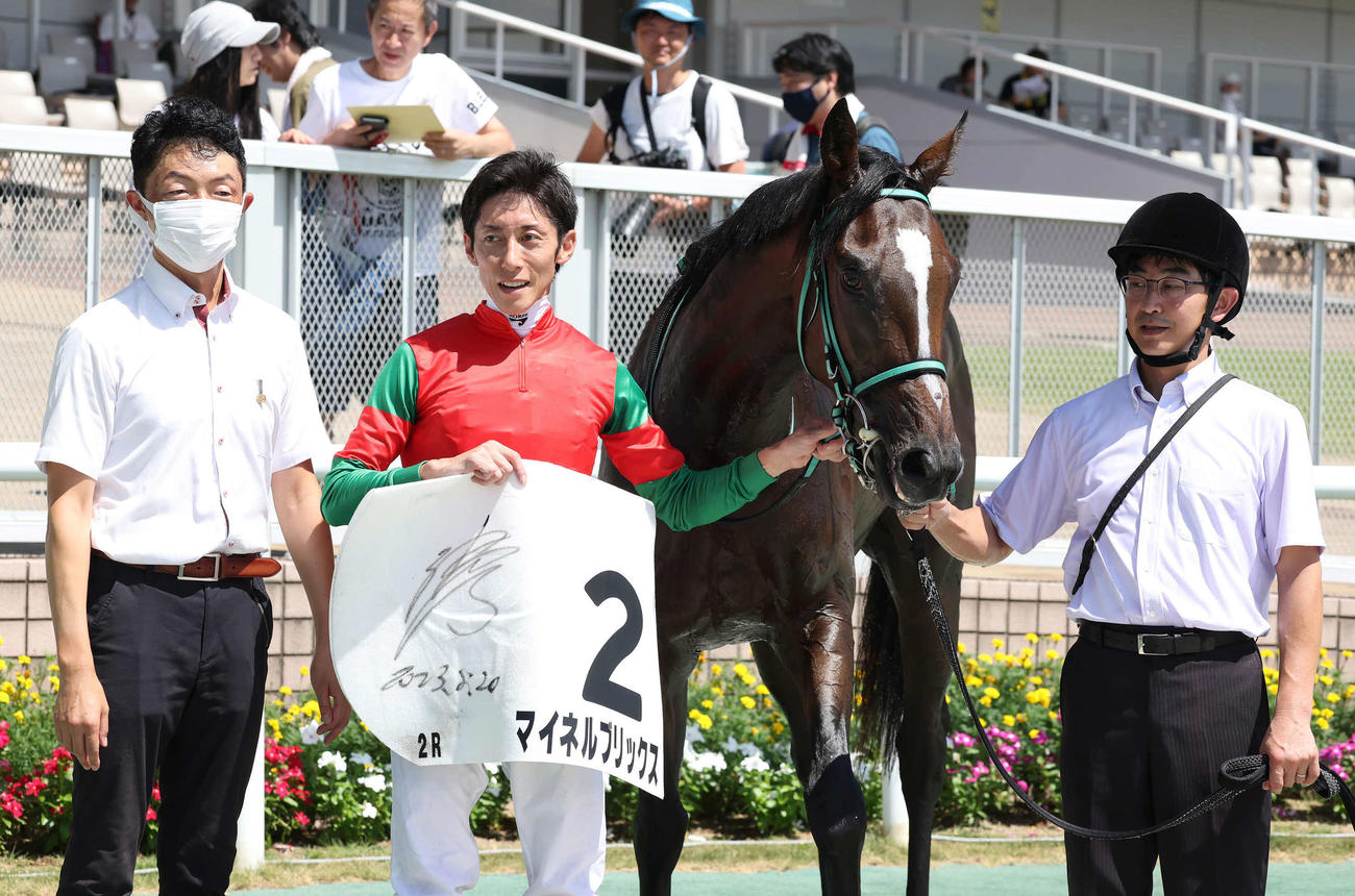 新潟2R、2歳未勝利戦を制したマイネルブリックスの口取りをする黒岩師と津村騎手（撮影・丹羽敏通）