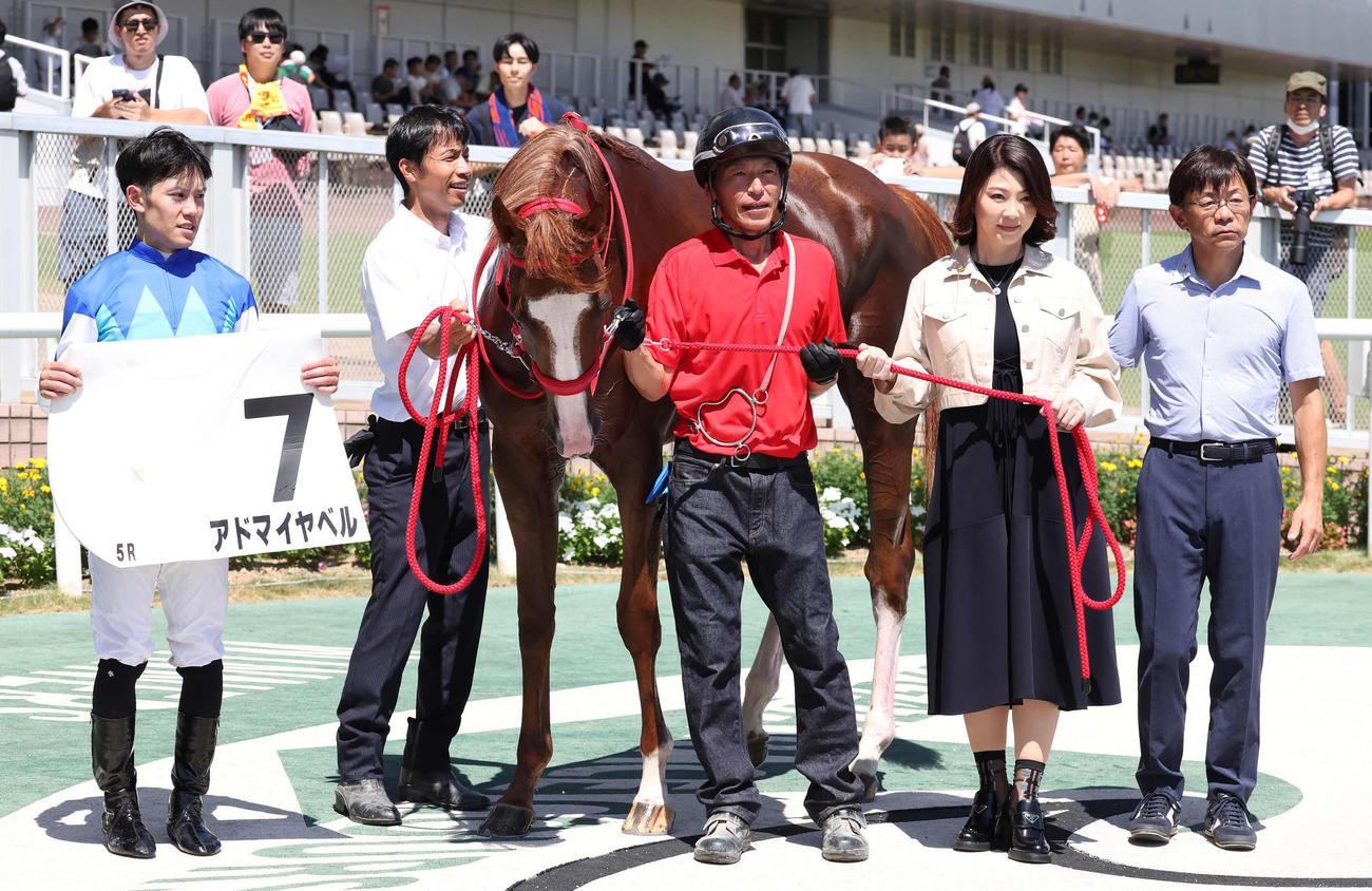 新潟5R、デビュー戦に勝利したアドマイヤベルの口取りをする菱田騎手（撮影・丹羽敏通）
