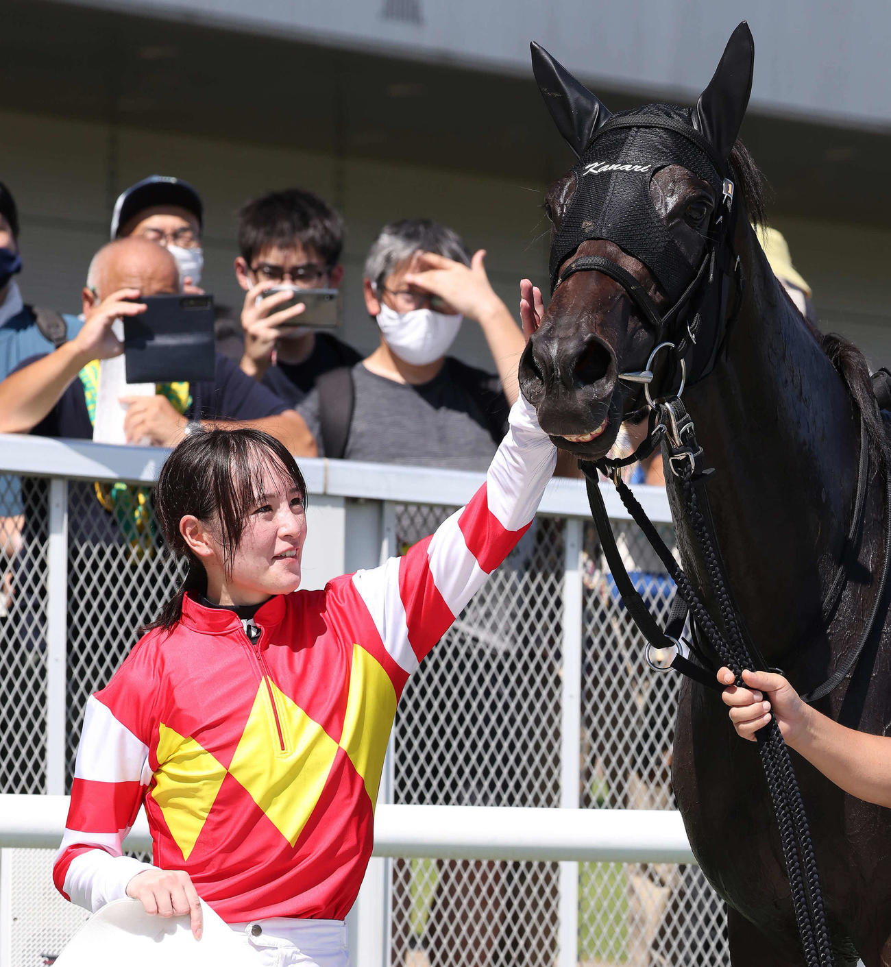 新潟7R、3歳未勝利戦を制したガールズレジェンドをねぎらう藤田騎手（撮影・丹羽敏通）