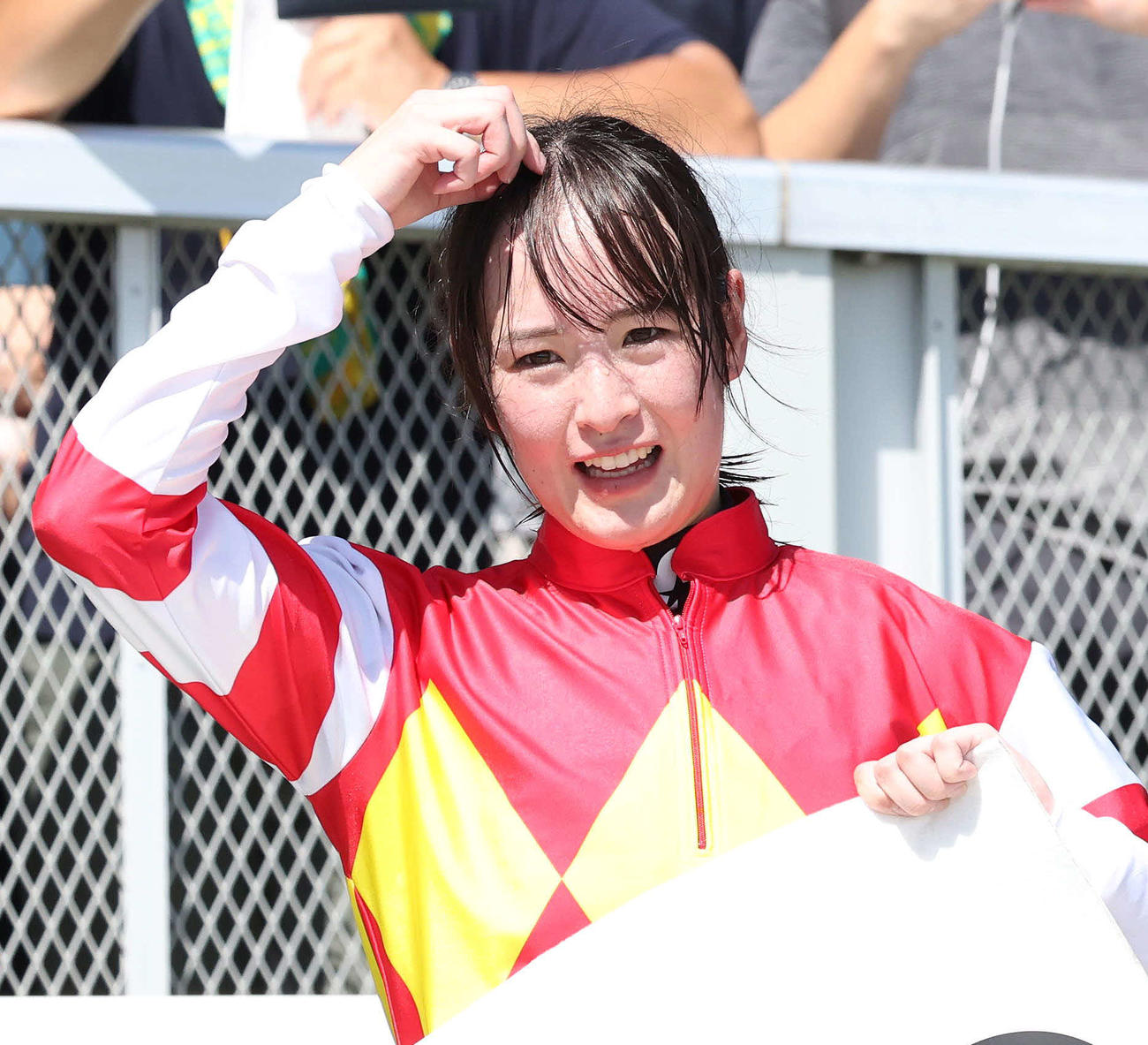 新潟7R、3歳未勝利戦をガールズレジェンドで制した藤田騎手（撮影・丹羽敏通）