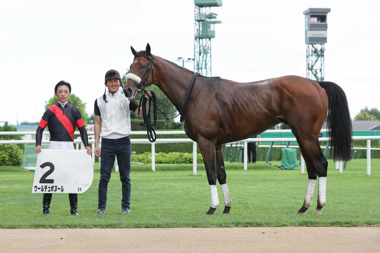 札幌5R、デビュー戦を制したウールデュボヌールと川田騎手（撮影・村野早祐）