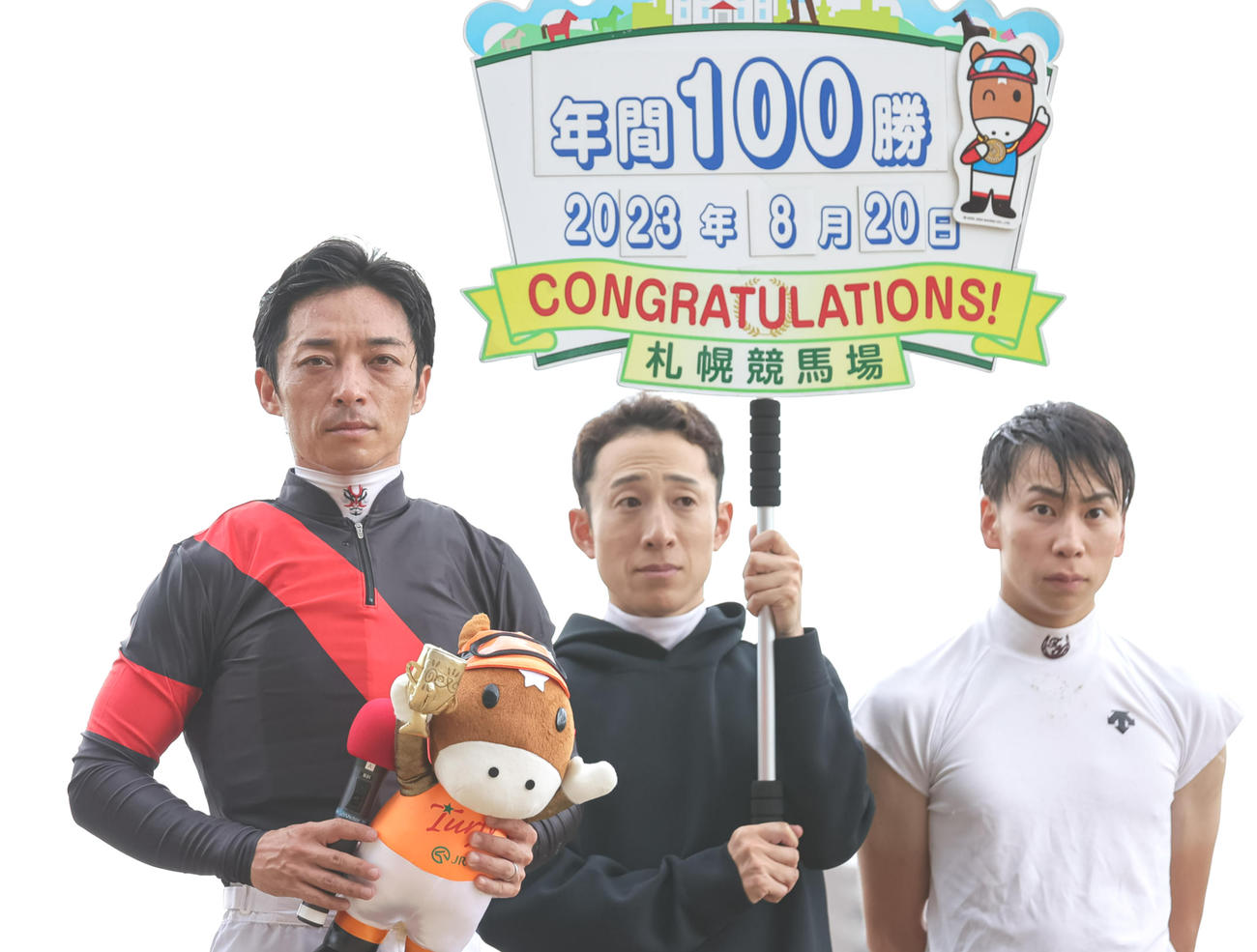 札幌5Rで年間100勝を達成した川田騎手（左）（撮影・村野早祐）