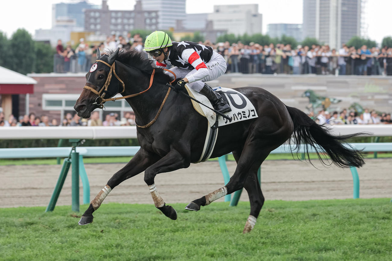 札幌7R、単勝14番人気で勝利し大波乱を演じたワレハウミノコと富田騎手（撮影・村野早祐）