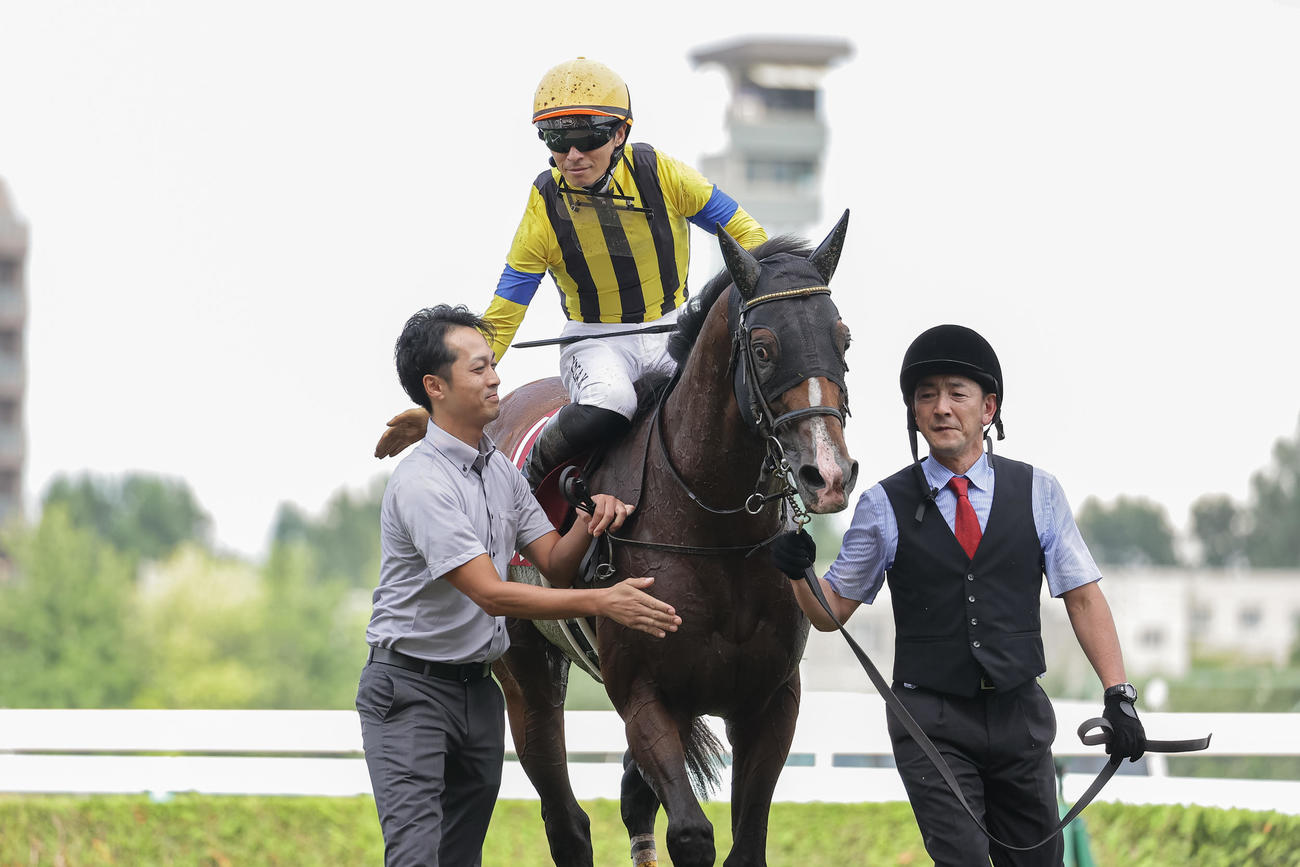 札幌記念を制し笑みを浮かべる川田騎手（撮影・村野早祐）