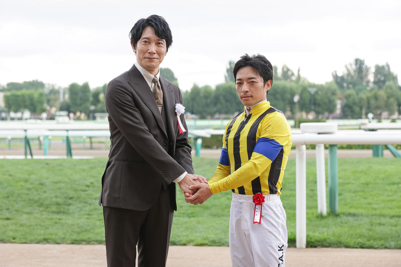 ゲストプレゼンターの佐々木蔵之介と握手する川田騎手（撮影・村野早祐）