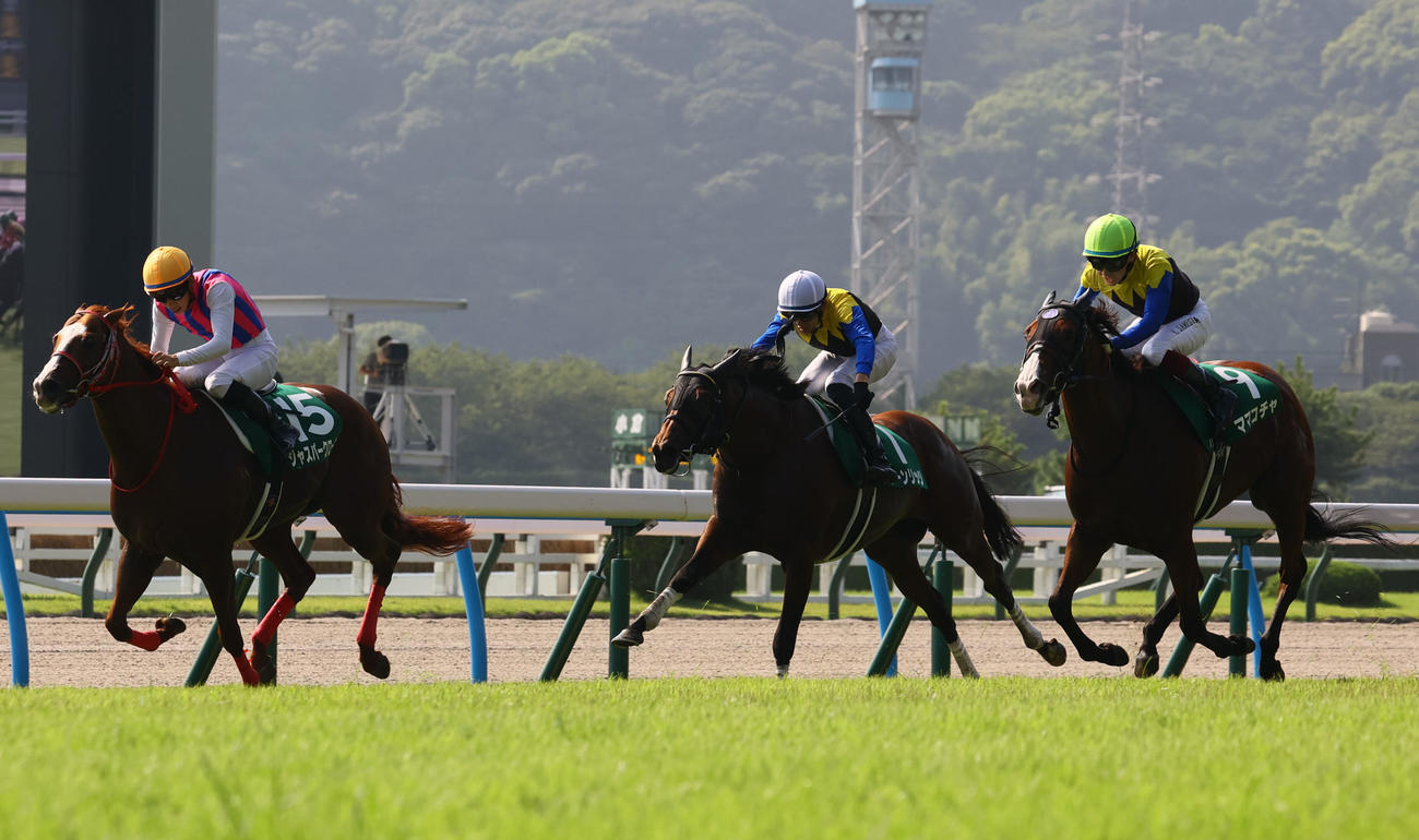 北九州記念2着のママコチャ（右）。左端は逃げ切ったジャスパークローネ