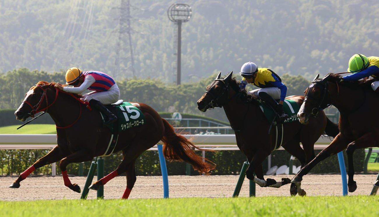 北九州記念3着のストーンリッジ（中央）。左は逃げ切ったジャスパークローネ