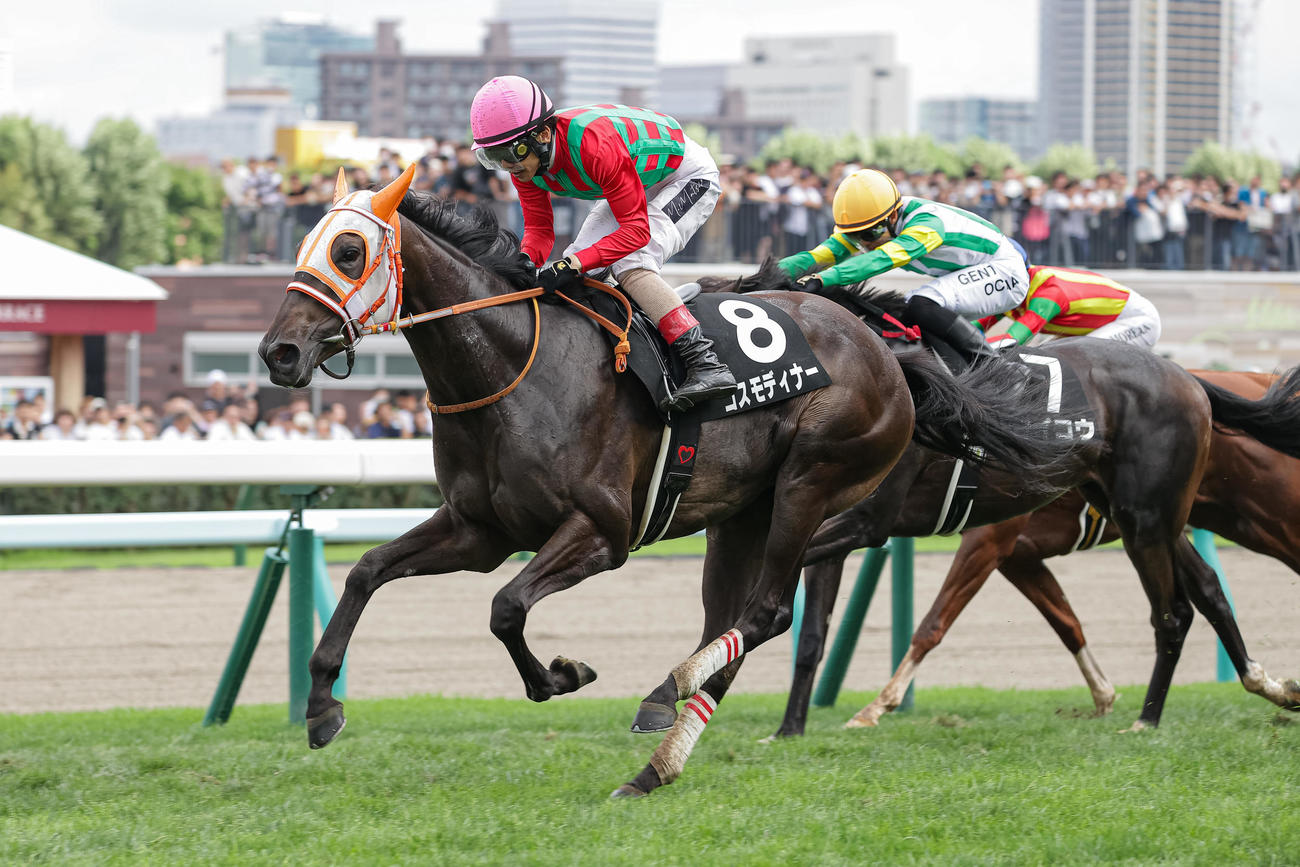 クローバー賞を制したコスモディナーと松岡騎手（撮影・村野早祐）