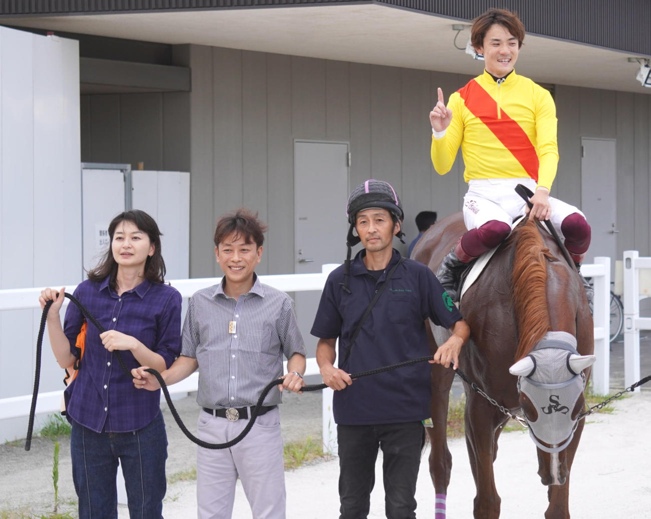 7月21日の船橋4Rで開業後の初勝利を挙げた左海誠二師（左から2人目）