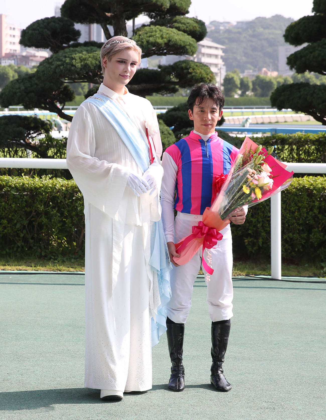 北九州記念を制した団野騎手（右）はプレゼンターのMattと記念撮影に納まる（撮影・冨田成美）