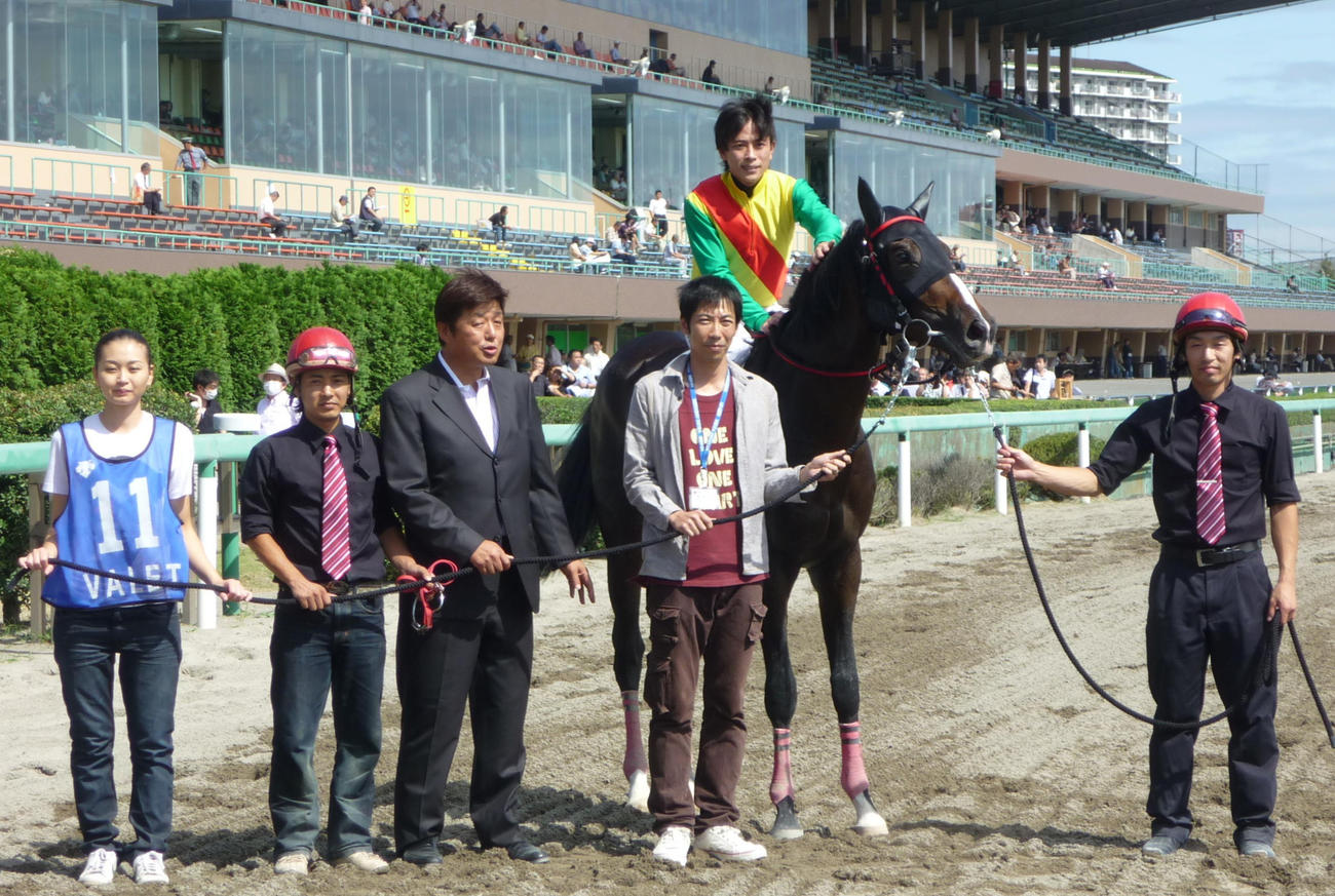 09年9月、タノシンジョイで新馬戦を制し口取りに臨む岡林光浩師（左から3人目）と左海誠二騎手