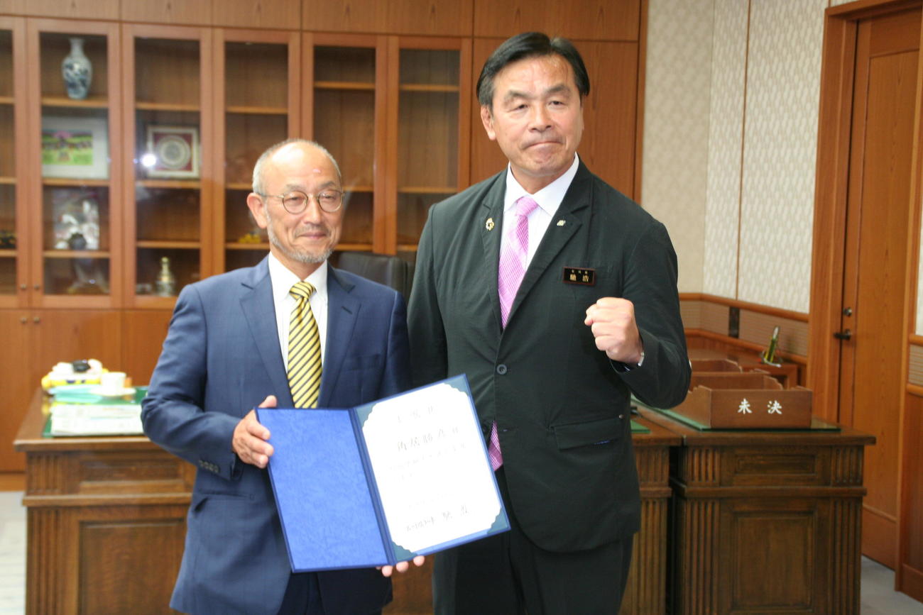 石川県の観光大使を委嘱された角居さん（左）と馳知事（撮影・太田尚樹）