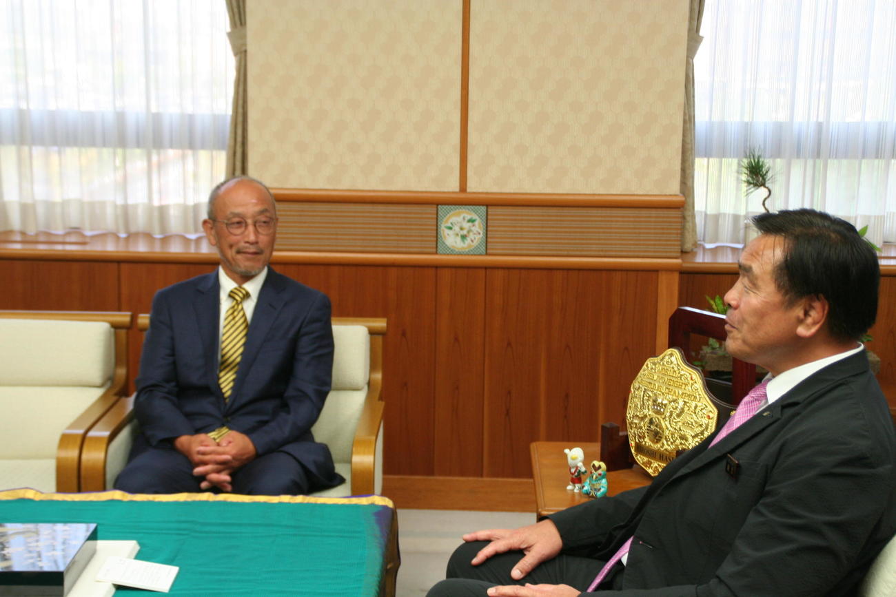 石川県の観光大使を委嘱された角居さん（左）と馳知事（撮影・太田尚樹）