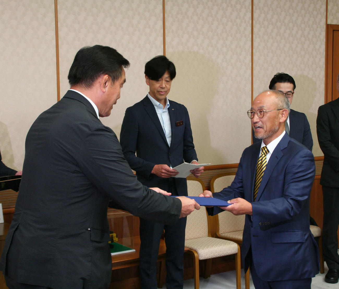 石川県の観光大使を委嘱された角居さん（右）は馳知事から委嘱状を受け取る（撮影・太田尚樹）
