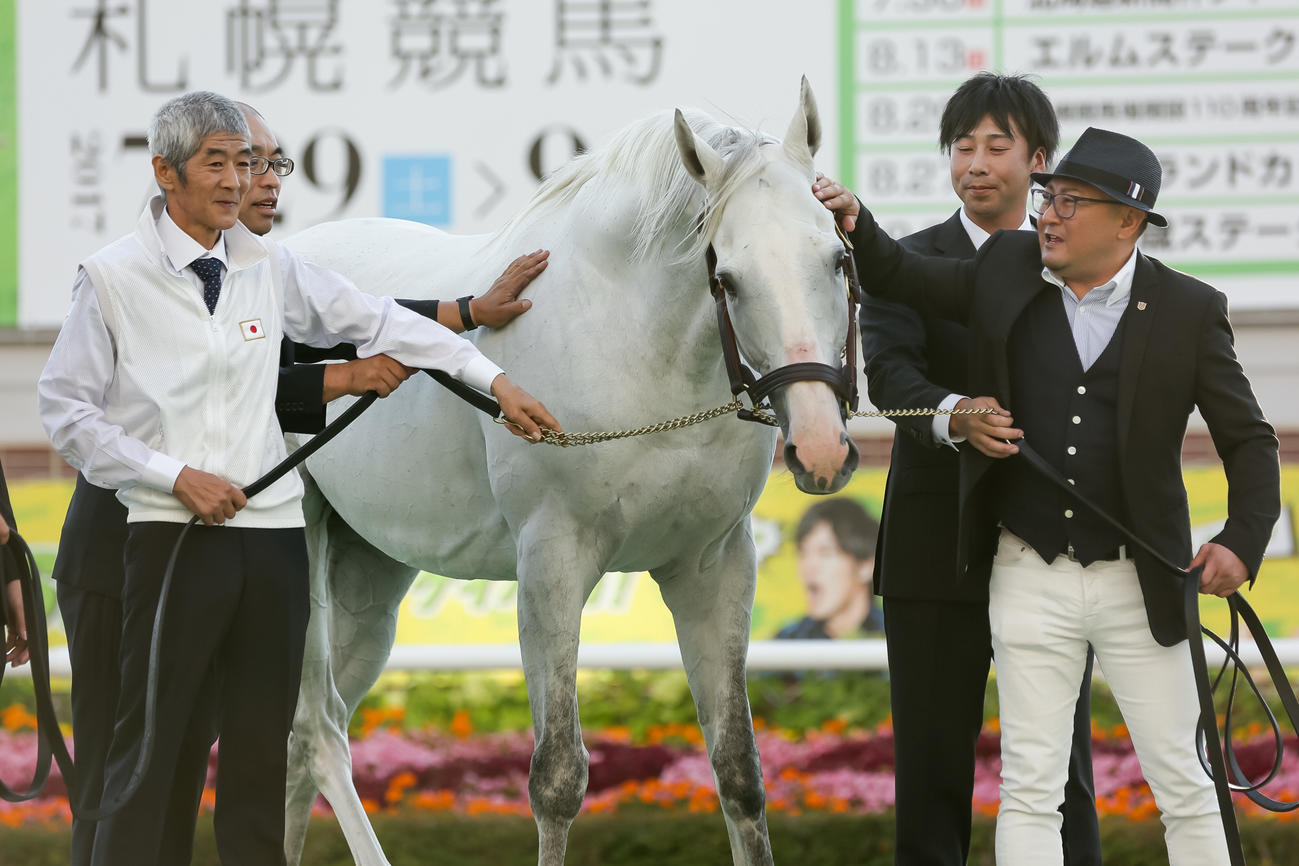 17年9月、今浪厩務員（左）、須貝師（右）と再会し元気な姿を見せるゴールドシップ