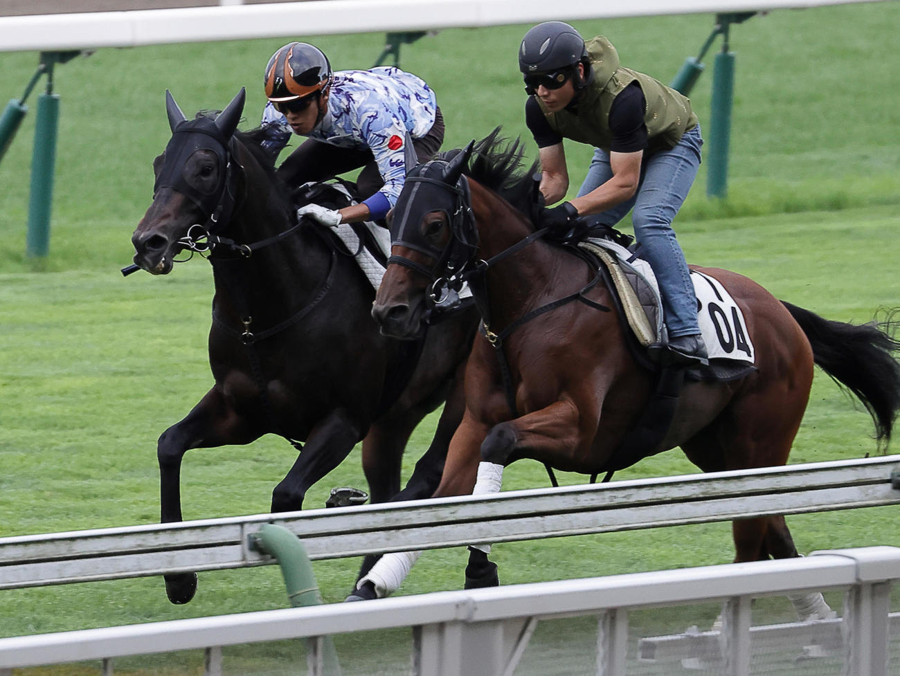 ジュビリーヘッド（左）は函館芝コースでコーリングユーと併せて追い切られた