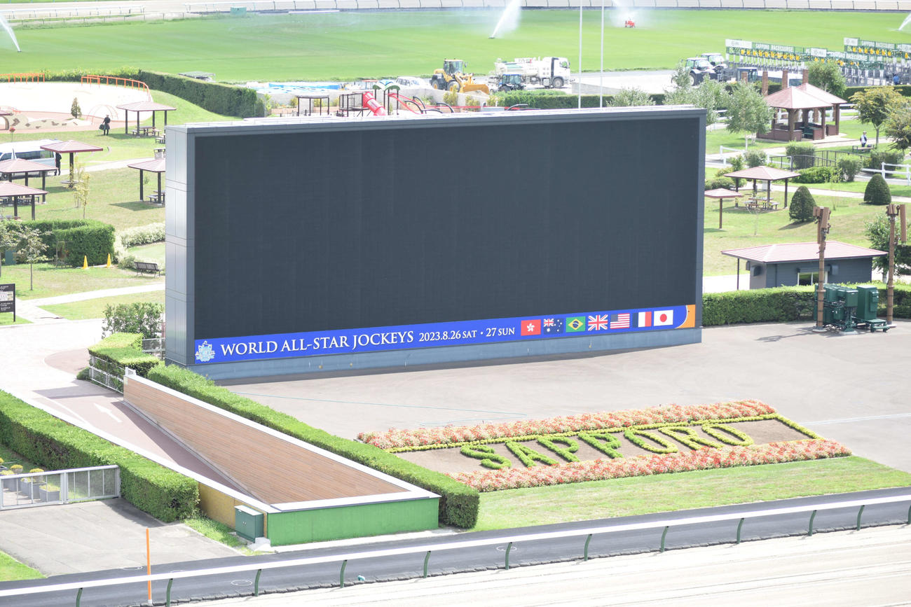 ワールドオールスタージョッキーズ仕様となった札幌競馬場の電光掲示板（撮影・桑原幹久）