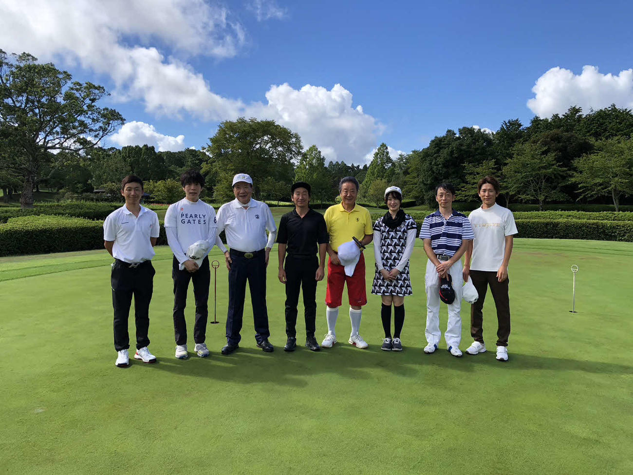 参加した左から菊沢一樹騎手、的場勇人騎手、野田順弘オーナー、横山典弘騎手、西川賢オーナー、藤田菜七子騎手、武士沢友治騎手、丸山元気騎手（主催者提供）