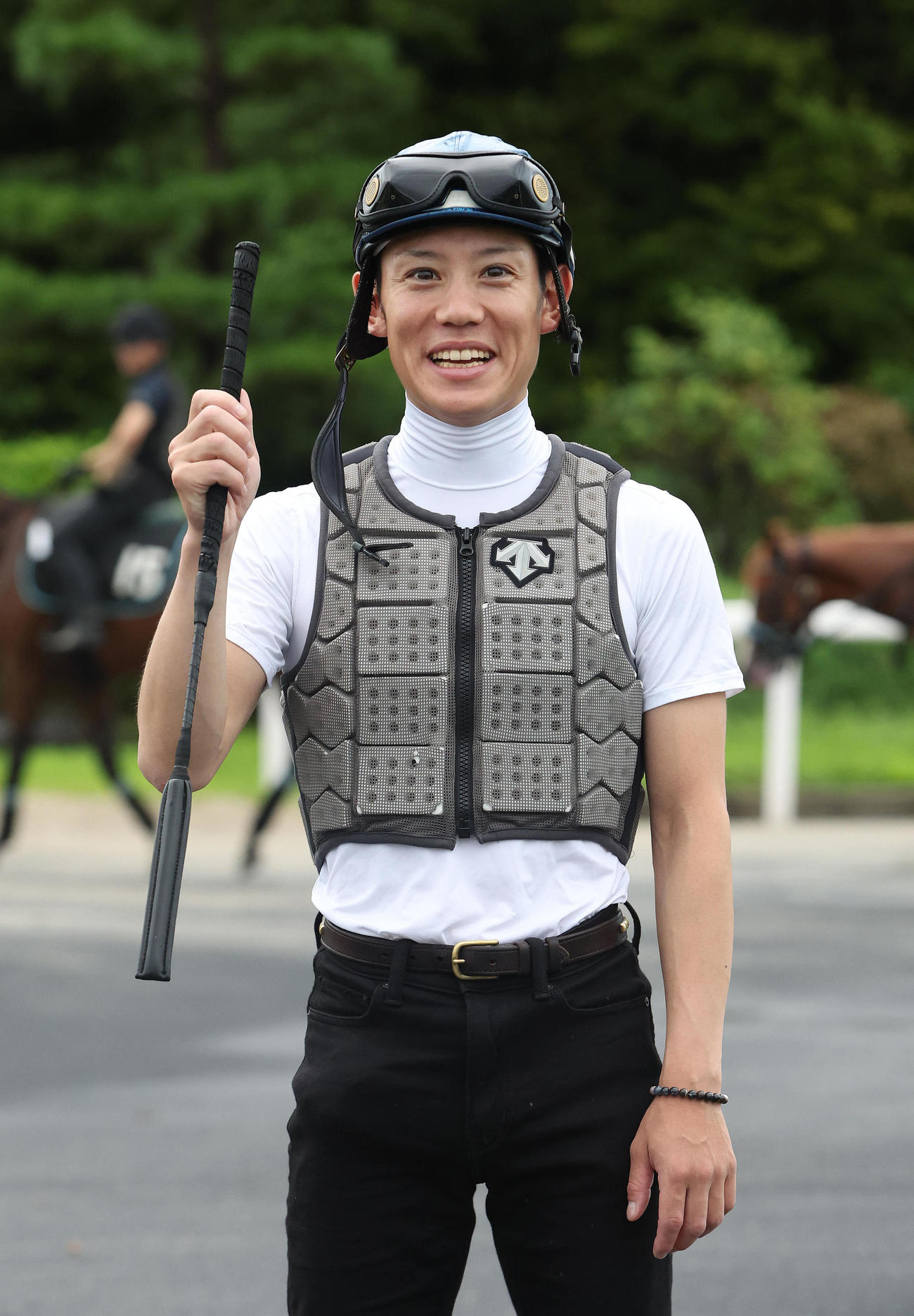笑顔でガッツポーズする菱田騎手（撮影・白石智彦）