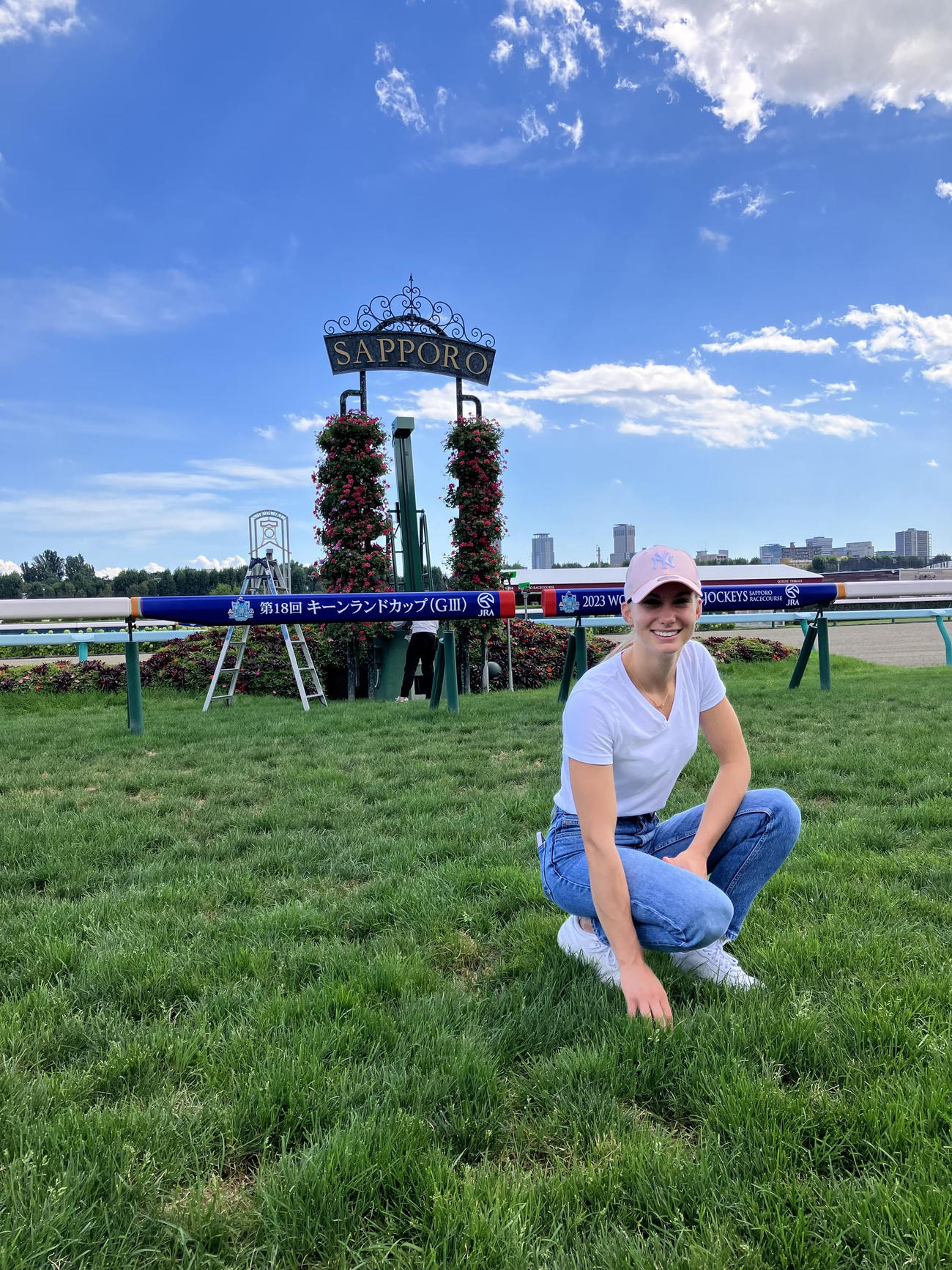 札幌競馬場を訪れたマリー・ヴェロン騎手（撮影・奥田隼人）
