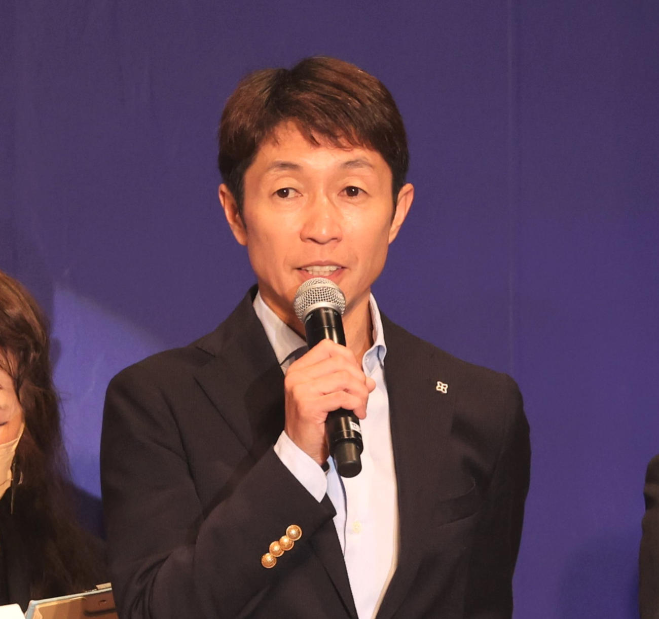 ワールドオールスタージョッキーズ2023　ウエルカムセレモニー　ステージであいさつする武豊騎手（撮影・黒川智章）