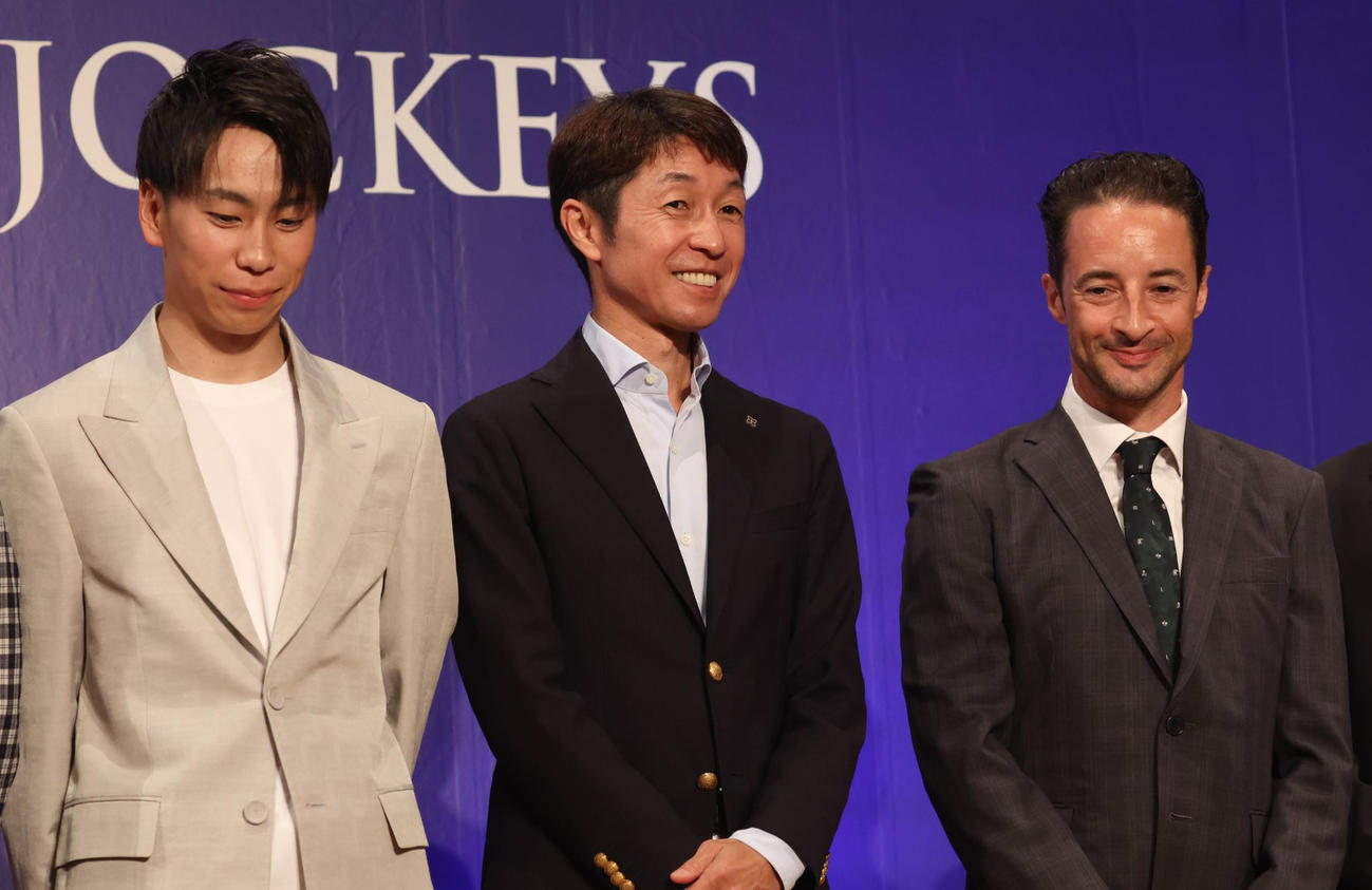 ワールドオールスタージョッキーズ2023　ウエルカムセレモニー　ステージで笑顔の左から横山武史騎手、武豊騎手、クリストフ・ルメール騎手（撮影・黒川智章）