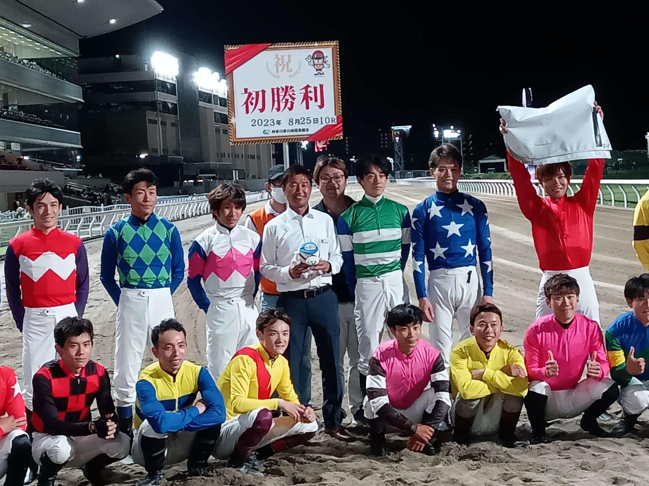 初勝利を挙げ、かつての騎手仲間に祝福される酒井忍師