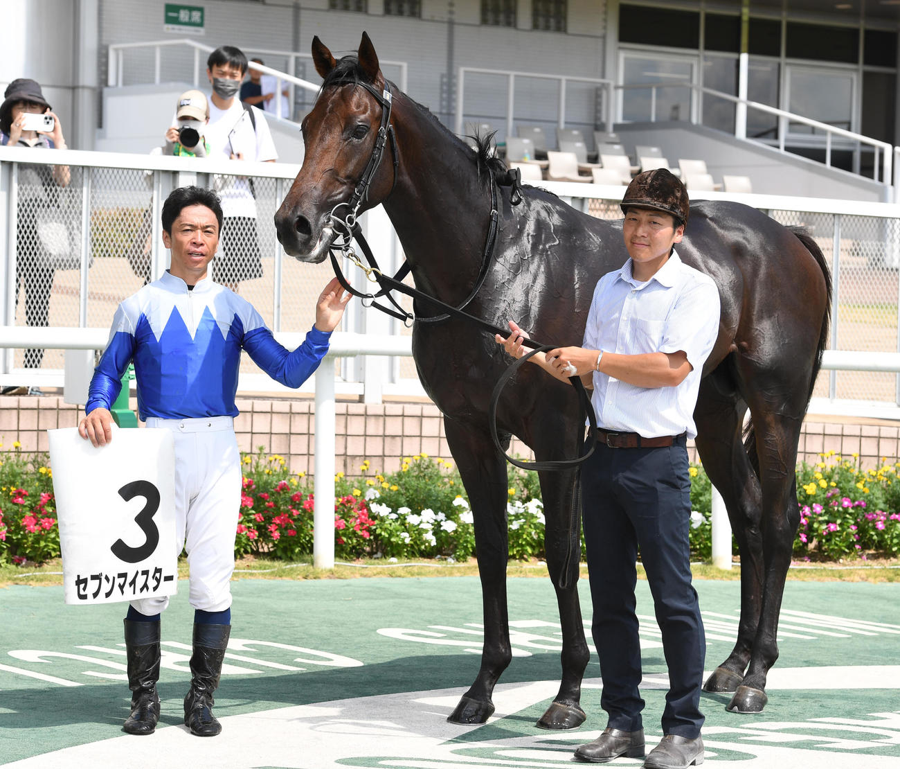 新潟1R　1着セブンマイスターと北村宏騎手（撮影・柴田隆二）