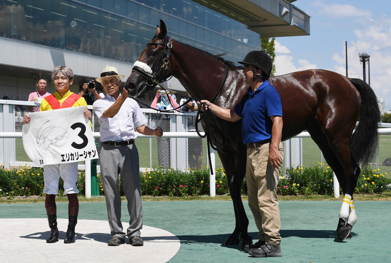 新潟5R、新馬戦を制したエリカリーシャンと三浦騎手（左）と国枝師（撮影・柴田隆二）