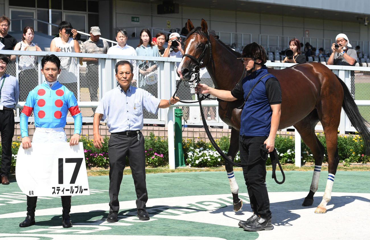 新潟6R、新馬戦を制したスティールブルーと荻野極騎手（左）と宗像調教師（撮影・柴田隆二）