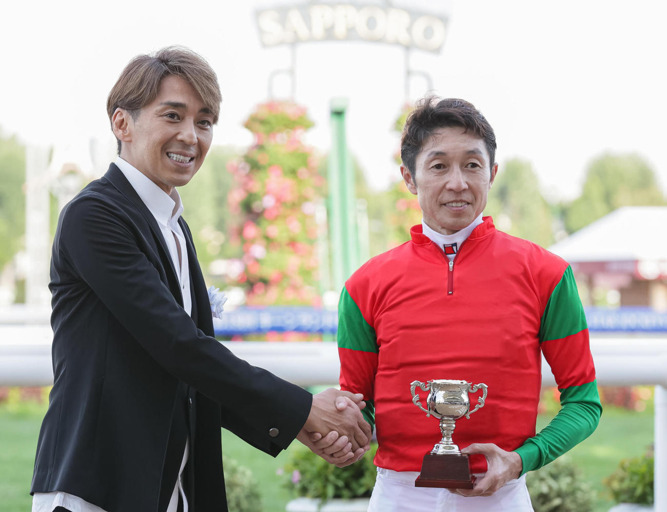 ゲストプレゼンターの森且行と笑顔で握手する武豊騎手（撮影・村野早祐）