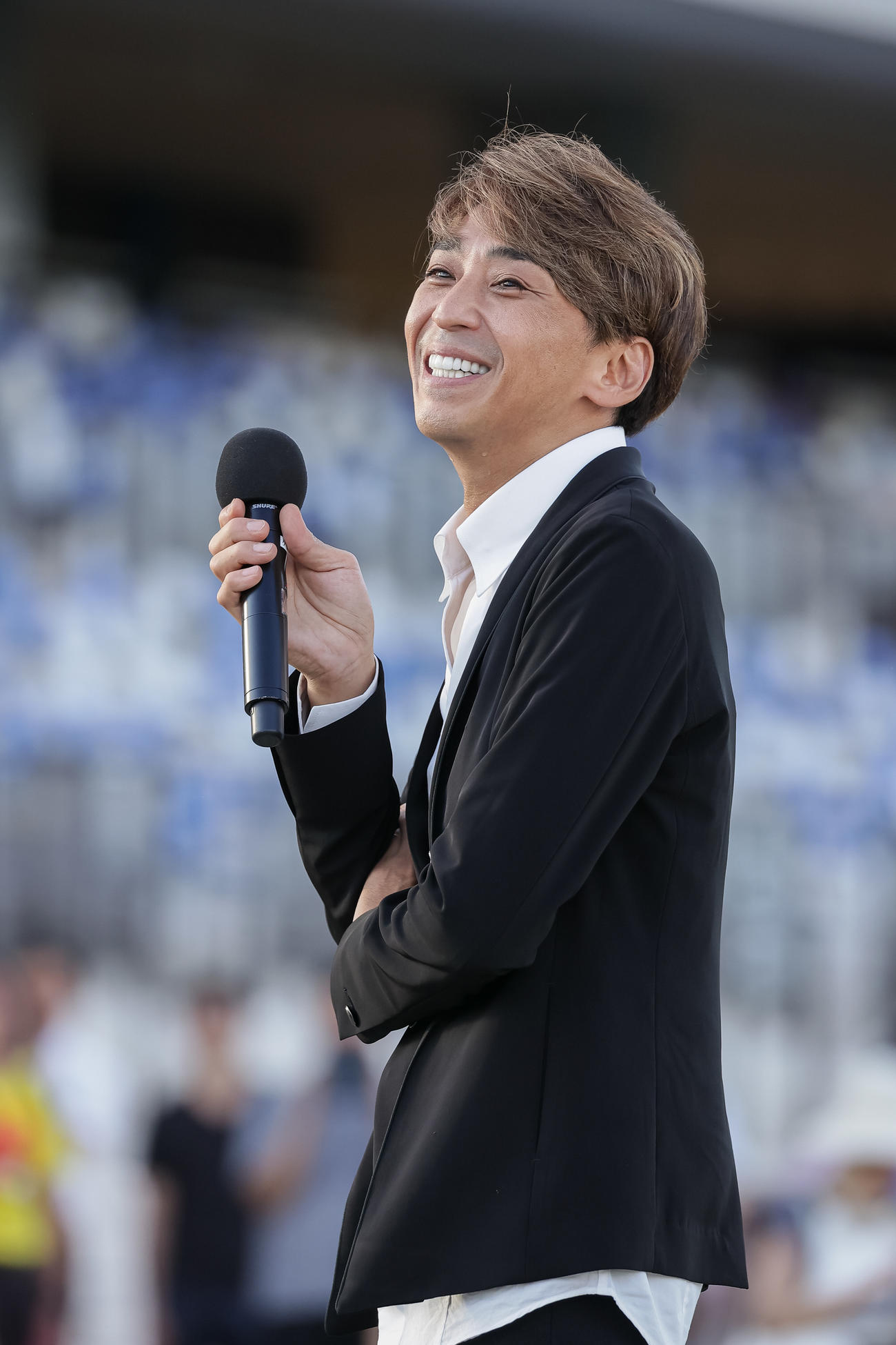 札幌競馬場でトークショーを行った森且行（撮影・村野早祐）