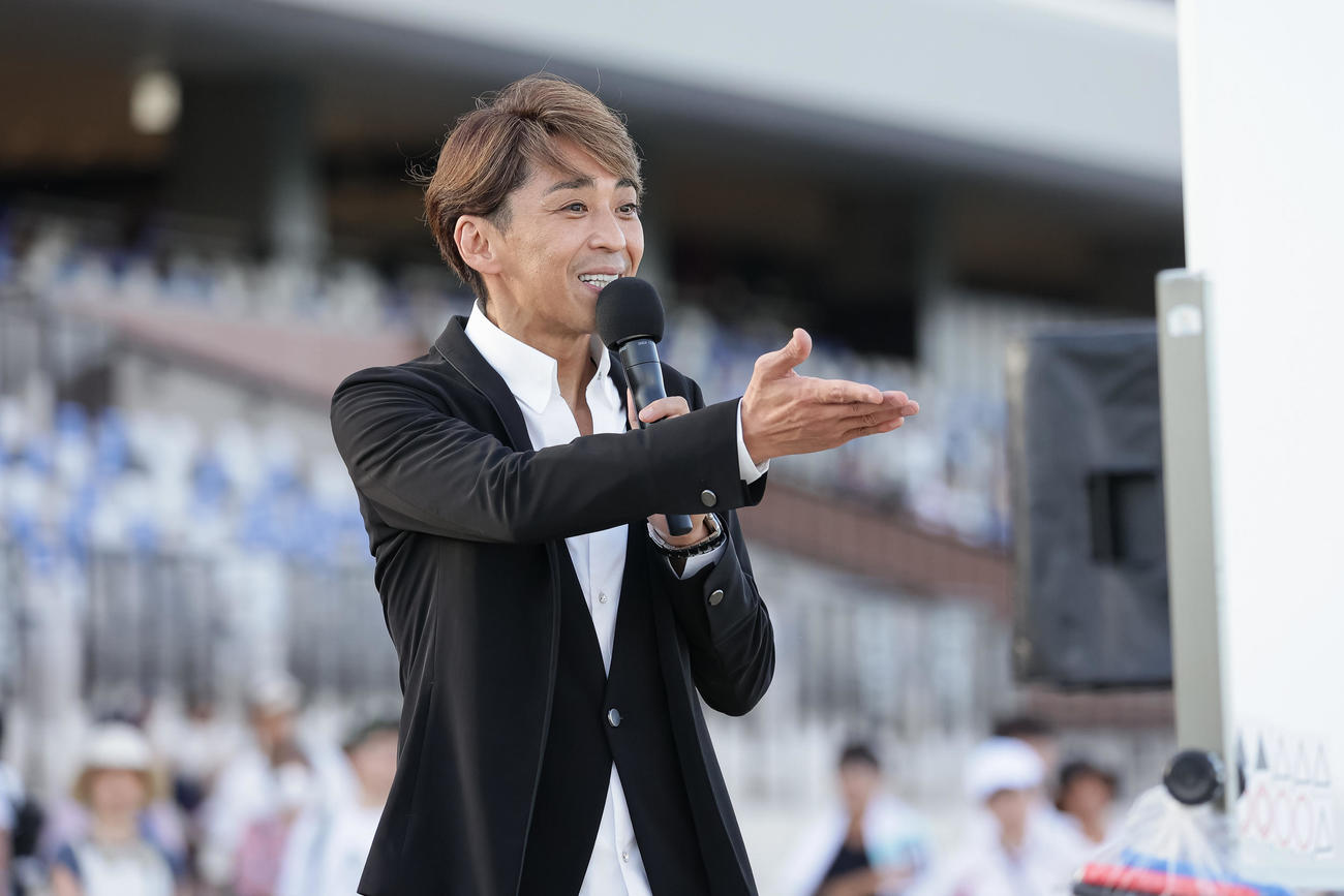 札幌競馬場でトークショーを行った森且行（撮影・村野早祐）