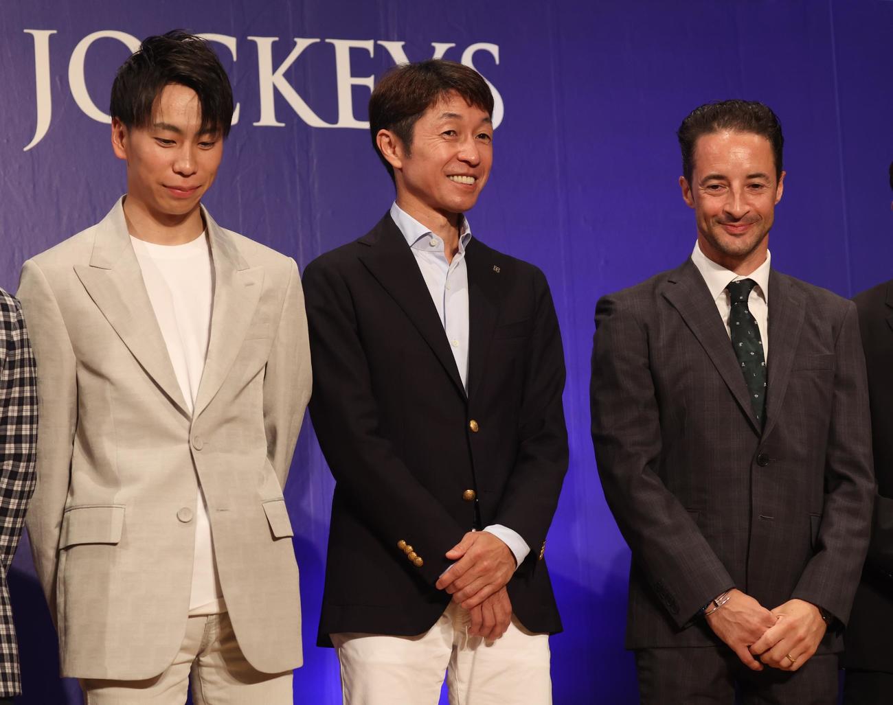 ワールドオールスタージョッキーズ2023　ウエルカムセレモニー　ステージで笑顔の左から横山武史騎手、武豊騎手、クリストフ・ルメール騎手（撮影・黒川智章）