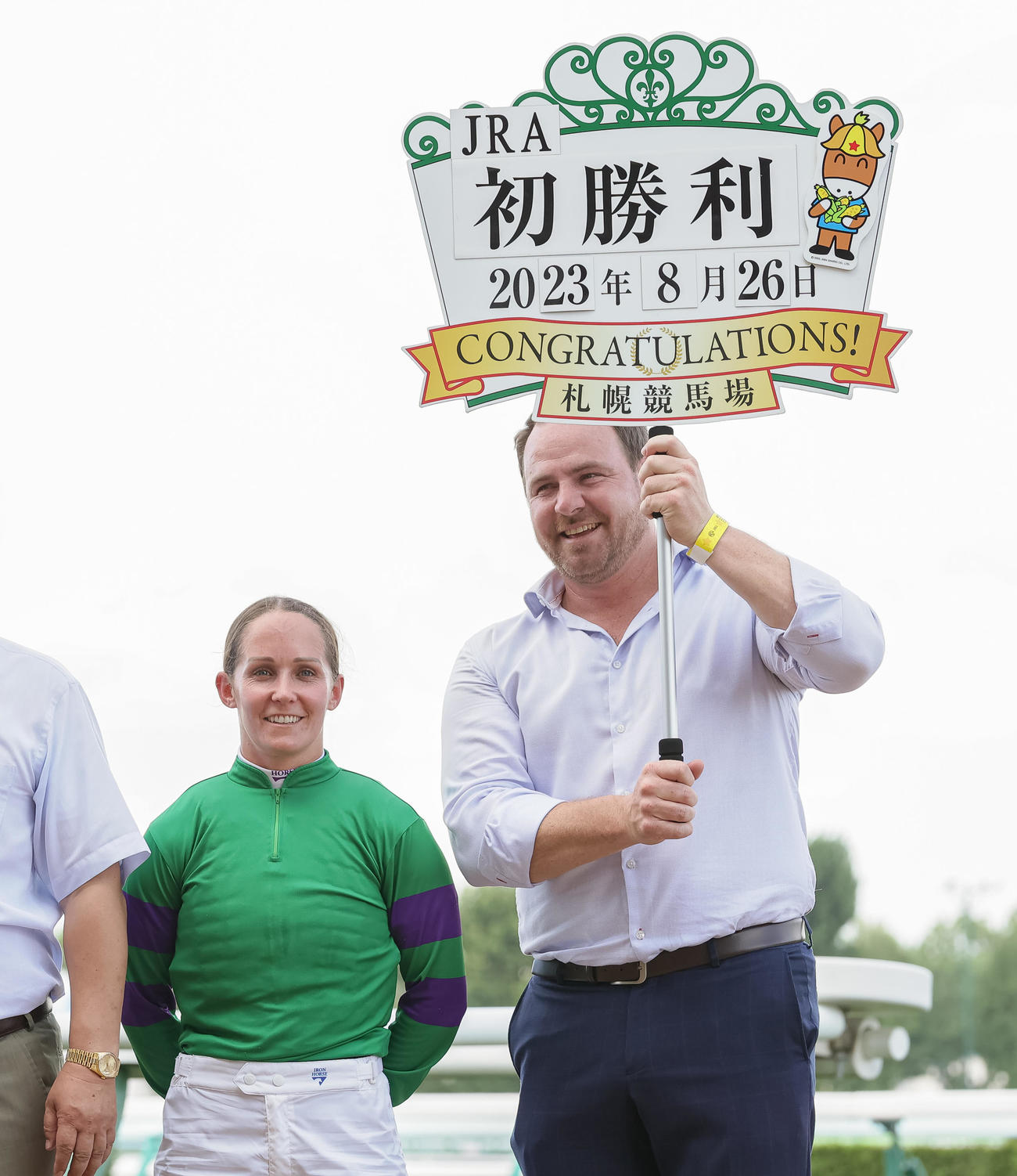 WASJ第1戦を制しJRA初勝利を飾ったR・キング騎手（左）（撮影・村野早祐）