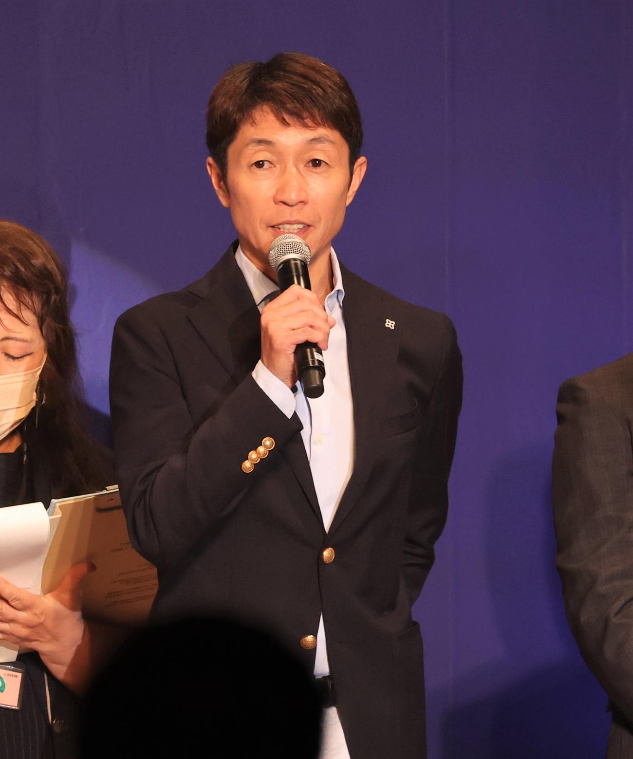 ワールドオールスタージョッキーズ2023　ウエルカムセレモニー　ステージであいさつする武豊騎手（撮影・黒川智章）