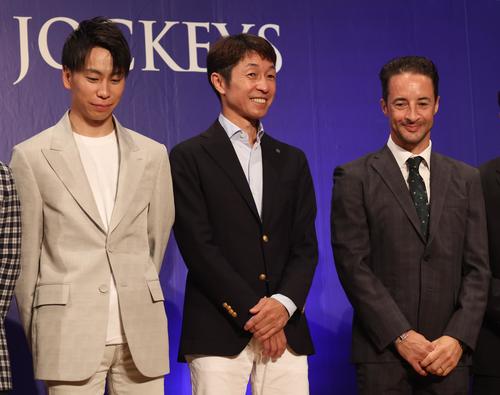 ワールドオールスタージョッキーズ2023　ウエルカムセレモニー　ステージで笑顔の左から横山武史騎手、武豊騎手、クリストフ・ルメール騎手（撮影・黒川智章）