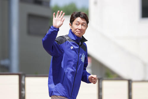 ファンの声援に応える武豊騎手（撮影・村野早祐）