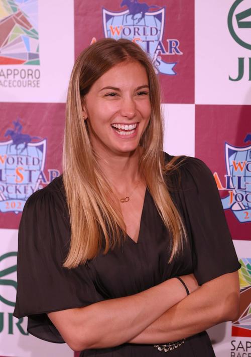 ワールドオールスタージョッキーズ2023　ウエルカムセレモニー　笑顔で会見するマリー・ヴェロン騎手（撮影・黒川智章）