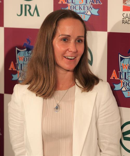 ワールドオールスタージョッキーズ2023　ウエルカムセレモニー　笑顔で会見するレイチェル・キング騎手（撮影・黒川智章）