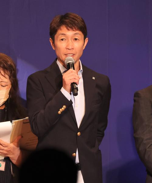 ワールドオールスタージョッキーズ2023　ウエルカムセレモニー　ステージであいさつする武豊騎手（撮影・黒川智章）